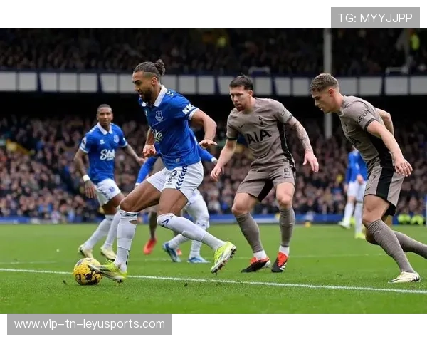 埃弗顿主场奋力反击，卡尔弗特-勒温门前推射建功